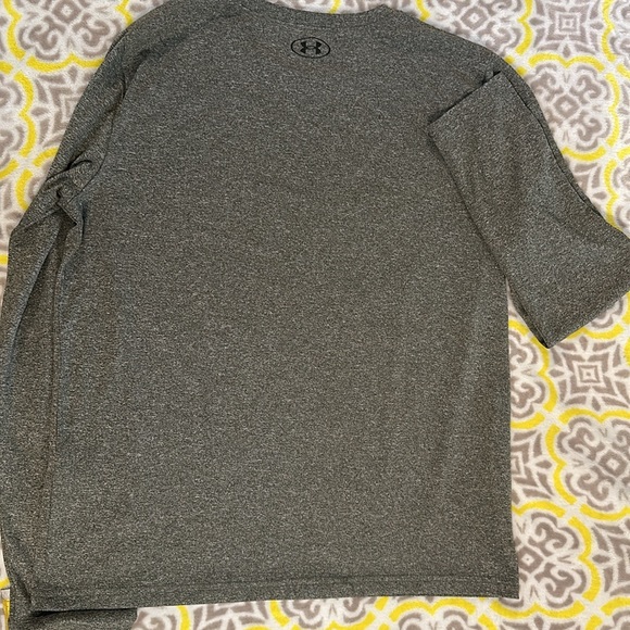 Under Armour kids YXL gray black long sleeved t-shirt play cond READ DESCRIPTION - Picture 8 of 9